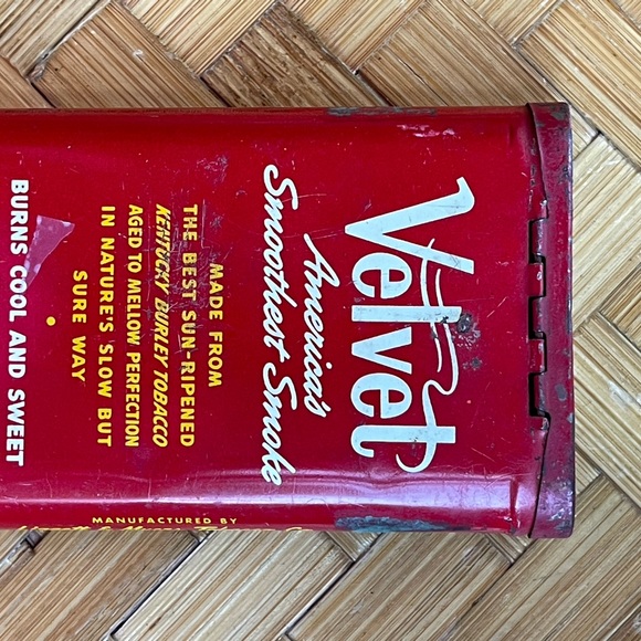 Vintage Velvet tobacco tin/stash box - Picture 2 of 14
